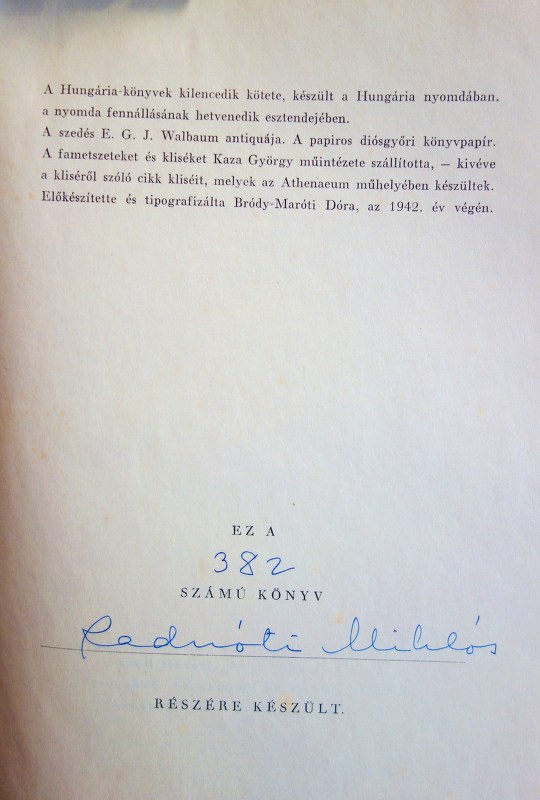 Két kötet Radnóti Miklós és felesége könyvtárából.
